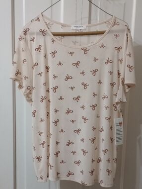 🥰3/$25 NWT GOOD DAYS Project Cream Tee with Brown Bow Print